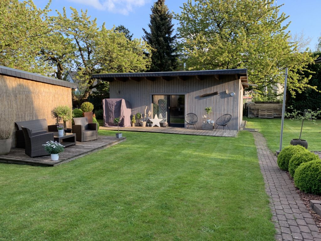 Garten mit Terrasse links