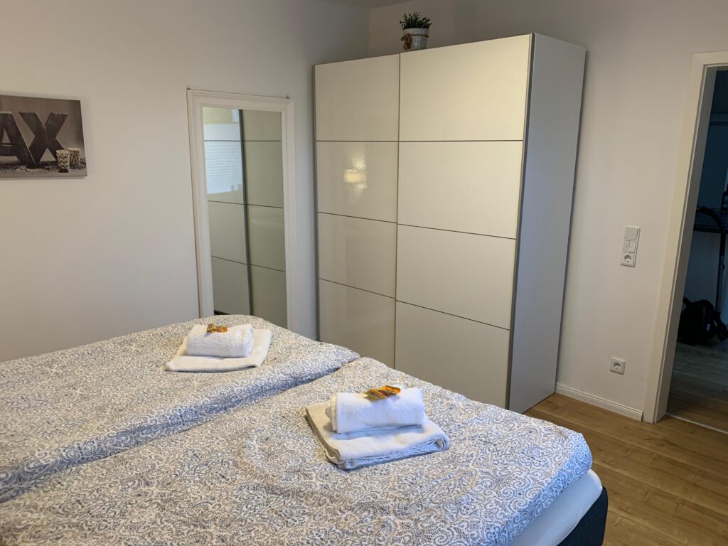 Spiegel und Kleiderschrank