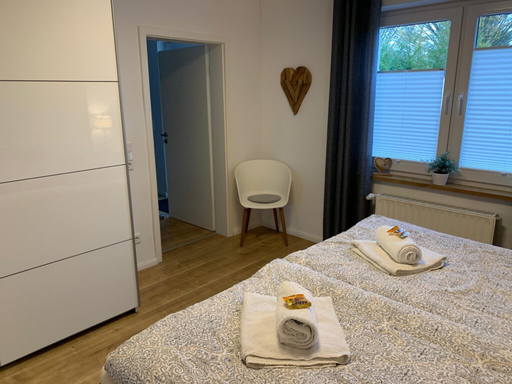 Bett und Kleiderschrank